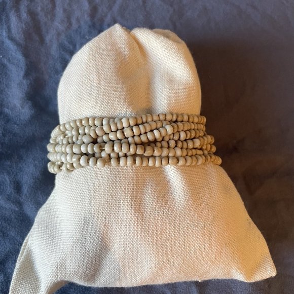 Multi Strand Cream Bead Stretch Bracelet With Chunky Wood Clasp EUC - Picture 4 of 5